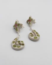 Load image into Gallery viewer, Shooting Star Earrings