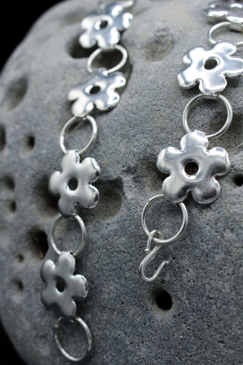 ★tow tow archive★ Clover Symbol Bracelet Daisy TBH12ABTB00 daisy chain bracelet – Thingamajig Objects