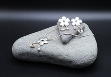 Load image into Gallery viewer, Bloom Earrings