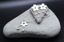 Load image into Gallery viewer, Bloom Necklace