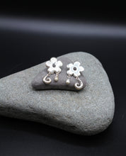 Load image into Gallery viewer, Bloom Earrings