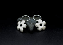 Load image into Gallery viewer, daisy chain earrings