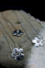 Load image into Gallery viewer, daisy chain necklace