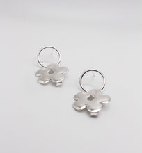 Load image into Gallery viewer, daisy chain earrings